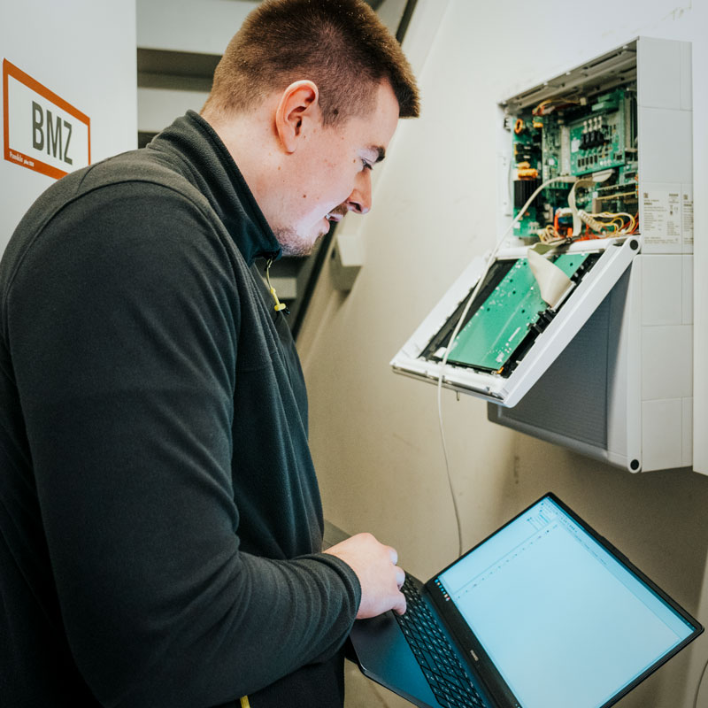 Foto: Servicetechniker prüft BMZ